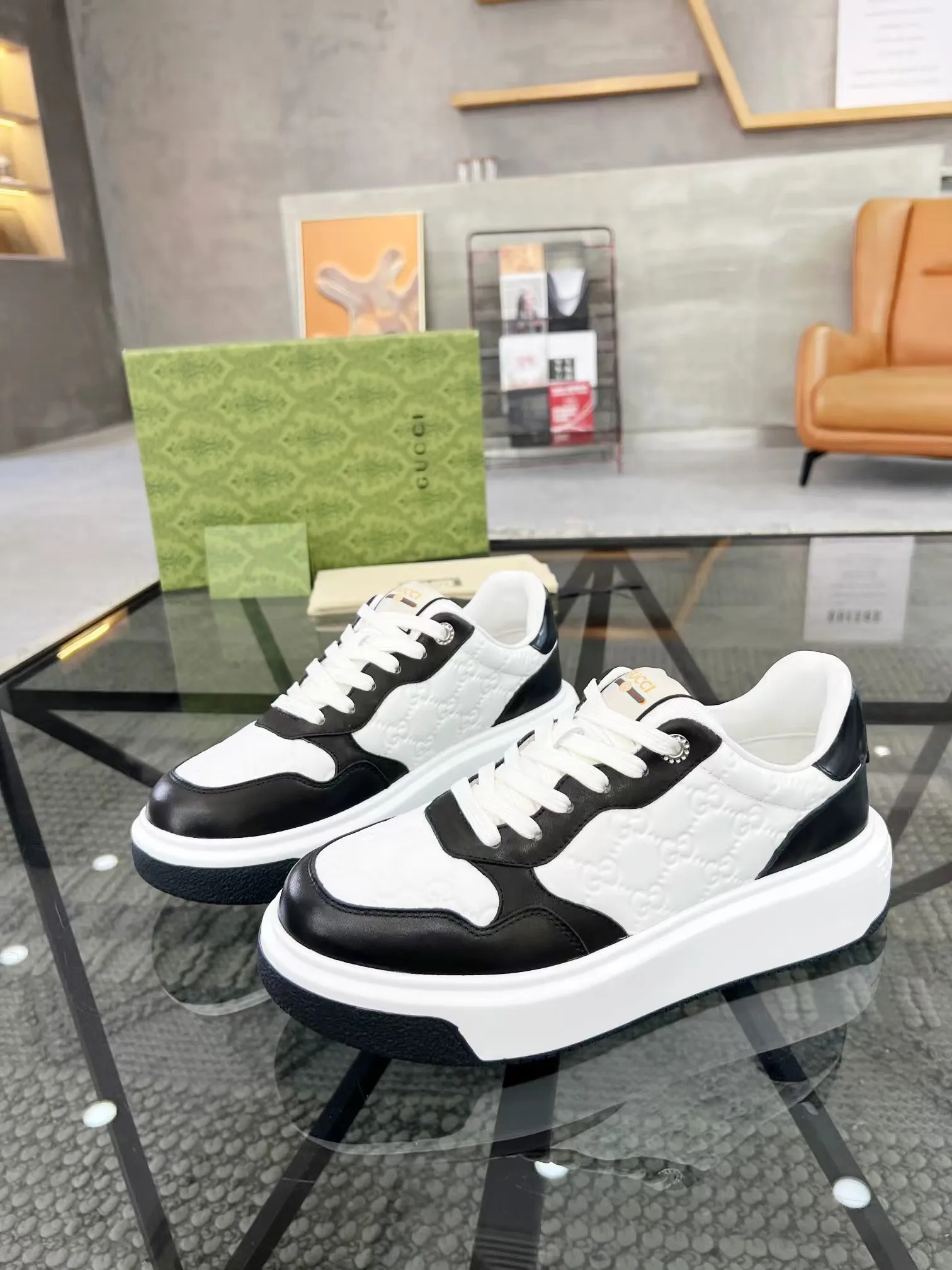 P440 new men's shoes GUCCI [Lightning] latest shoes are shipped. Original quality, fashionable, made of special materials, sheepskin lining, brand new packaging. The foot feels super comfortable and the workmanship is impeccable. Size: Male 38-45.